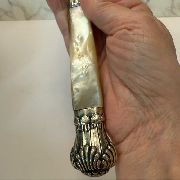 Antique elegant crumb catcher silver with mother of pearl handle - Picture 9 of 13